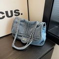 Klassische gewaschene blaue Denim Schultertasche mit silberner Kette und Drehverschluss - Hellblau