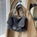 Dunkelgraue Denim-Schultertasche mit Metallkettenriemen und Drehverschluss-Detail - Schwarz