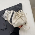 Schicke weiße Kordelzug-Beuteltasche mit Schleifendetail und matter Lederstruktur - Weiß