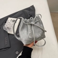 Silberne Beuteltasche mit Kordelzug-Schleife und minimalistischem Umhängeriemen - Silber