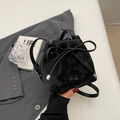 Minimalistische schwarze Wildleder-Beuteltasche mit Schleife und silbernen Spitzen - Schwarz