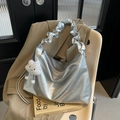 Silver metallic tote bag with pleated handle and cute cloud charm in fashion variant - With Cloud Pendant / Silver