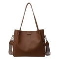 Braune Shopper-Tasche aus Narbenleder mit Tragegriffen und Boho-Webschultergurt - Hellbraun
