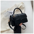 Minimalistische schwarze Handtasche aus Kunstleder mit V-Klappe und goldenem Riemen - Schwarz