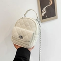 Mini-Rucksack in Creme mit Rautensteppung, hochwertigem Leder und silberner Metallkette - Weiß
