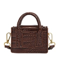 Mini sac bandoulière en cuir marron foncé embossé crocodile et détails dorés - Marron