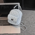 Mini Rucksack aus weißem gestepptem Leder mit Silberkette und Metall-Drehverschluss - Blau