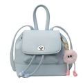 Mini zaino celeste in pelle sintetica con ciondolo a sfera in peluche rosa - Senza Ciondolo / Blu
