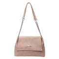 Bolso tote rosa con correa de cadena y placa de logo plateada en vista frontal - Rosa