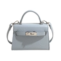 Bolso estilo Kelly en piel plisada azul claro con herrajes plateados y asa - Azul