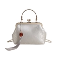 Sac à main élégant blanc perle de style chinois avec cadre en métal et texture soie - Argenté