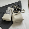 Beigefarbene Beuteltasche aus Leder mit Kieselprägung, Tragegriff und Schultergurt - 2-in-1 Set Tasche / Cremeweiß