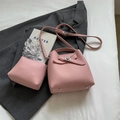 Rosa Eimerbeutel-Set aus genarbtem Leder mit Silberdrehverschluss und Umhängegurt - 2-in-1 Set Tasche / Rosa