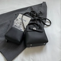 Schicke schwarze Eimer-Tasche aus Litschileder mit Schleifenschnalle und Metallfüßen - 2-in-1 Set Tasche / Schwarz