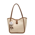 Grote beige tote bag met bruine hengsels en witte pluchen bedel op witte achtergrond - Met Hanger / Broken Wit