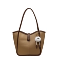 Khaki grote shopper tas met bruine lederen rand en pluizige monster hanger - Met Hanger / Khaki