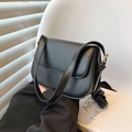 Retro zwarte crossbodytas van mat kunstleer met goudkleurige details op stoel - Zwart