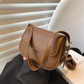Elegante bruine PU-leren crossbodytas met klassieke klep en gouden metalen details - Koffie