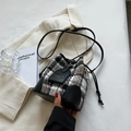 Klassische Beuteltasche aus schwarz-weißem Tweed mit Lederakzenten und Riemen - Schwarz