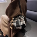 Tweed-Beuteltasche mit Lederbesatz und braunem Kaninchen-Plüschtier-Anhänger - Schwarz Mit Kaninchenanhänger
