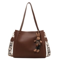 Grande borsa tote marrone scuro minimalista con ciondolo a coniglio e tracolla - Senza Pendente / caffè