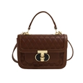 Borsa a mano marrone in pelle PU con trapuntatura geometrica e chiusura a T dorata - Marrone