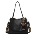 Grande borsa tote minimalista in pelle nera con tracolla jacquard e ciondolo - Senza Pendente / Nero