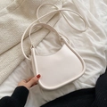 Borsa sottobraccio a mezzaluna beige minimalista con tracolla sottile in ecopelle liscia - Bianco