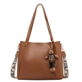 Borsa tote marrone minimalista con tracolla in tessuto a fantasia e ciondolo a coniglio - Senza Pendente / Marrone