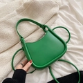 Borsa a mano a mezzaluna in pelle verde acceso con bordo tubolare e tracolla fine - Verde