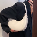 Bolso de media luna blanco con correa ancha y hebilla redonda sobre americana negra - Blanco