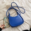 Borsa a mezzaluna blu Klein in ecopelle liscia con smartphone per riferimento taglia - Blu