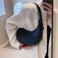 Bolso de hombro negro de media luna en acabado mate combinado con un blazer blanco - Negro Versátil