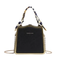 Elegante schwarze Box-Handtasche mit Goldrand und dekorativem Seidentuch am Griff - Schwarz