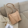 Borsa a secchiello minimalista beige crema in pelle liscia con cuciture classiche - Cachi