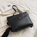 Grande borsa tote nera in pelle PU con tasca frontale a fibbia metallica e manici lunghi - Tipo standard / Nero