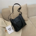 Elegante borsa a secchiello nera opaca da donna con manico corto e tracolla regolabile - Nero