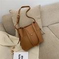 Elegante borsa a secchiello in pelle marrone con tracolla regolabile e logo dorato classico - Marrone