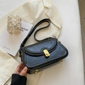 Borsa a tracolla retrò in pelle nera con chiusura dorata e design a patta ondulata - Nero