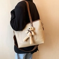 Grande borsa tote beige minimalista con manici marroni e ciondolo a forma di orso - Con ciondolo orsetto / Cachi
