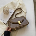 Borsa baguette vintage marrone in ecopelle con fibbia dorata su un blazer elegante - caffè