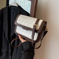Piccola borsa quadrata beige con trama geometrica 3D e tracolla in pelle marrone - Vintage Color Block Goffratura 3D / Bianco Sporco Patchwork