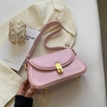 Borsa a tracolla in ecopelle rosa con chiusura dorata e tracolla regolabile in tinta - Rosa