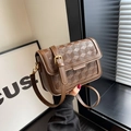 Piccola borsa quadrata marrone con trama goffrata a cubi 3D e fibbia in metallo dorato - Goffratura 3D / Marrone