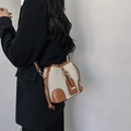 Bolso saco de contraste en lona beige y cuero marrón con cierre de cordón ajustable - Marrón