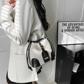 Bolso saco de lona crema con ribetes de cuero negro y correa ajustable elegante - Negro