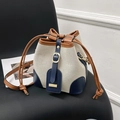 Bolso saco en lona beige con detalles en cuero azul marino y cierre de cordón - Azul