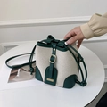Bolso saco de lona crema y cuero verde oscuro con cierre de cordón y correa de hombro - Verde