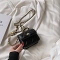 Mini borsa quadrata nera trapuntata con tracolla a catena dorata e fibbia a fiore - Nero Piccolo