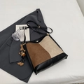Bolso tipo cubo grande en contraste de color marrón y beige con colgante de conejo - Negro